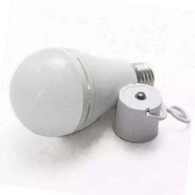 Lampe à LED à batterie rechargeable au lithium-ion 12W E27 B22 pour une utilisation d'urgence et saine